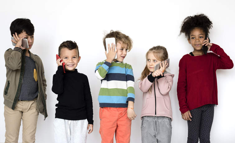 קבוצת ילדים עם טלפונים ניידים